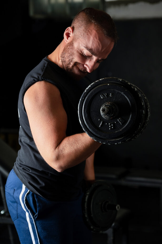 Antonio che fa bicipiti