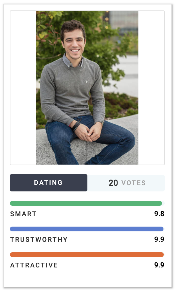 foto sorridente vestito da bravo ragazzo