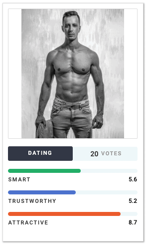 foto del fisico di Mattia da serio a sorridente