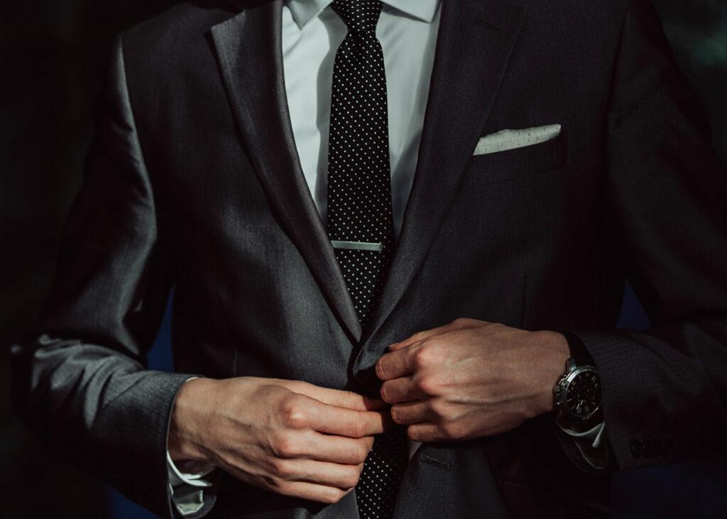 elegante che arriva all'ingresso